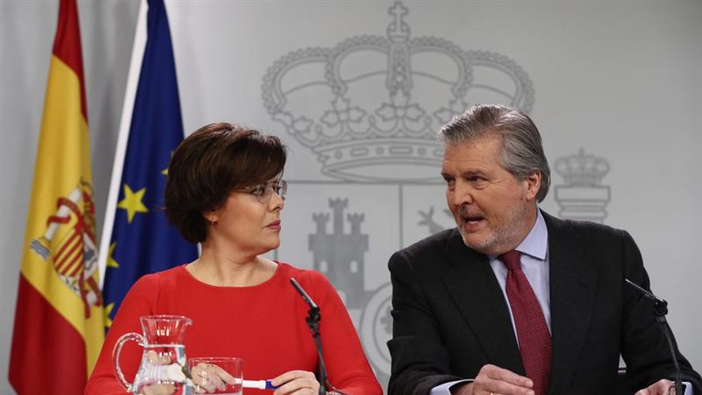 La vicepresidenta del Gobierno, Soraya S&aacute;enz de Santamar&iacute;a, y el portavoz del Ejecutivo, &Iacute;&ntilde;igo M&eacute;ndez de Vigo