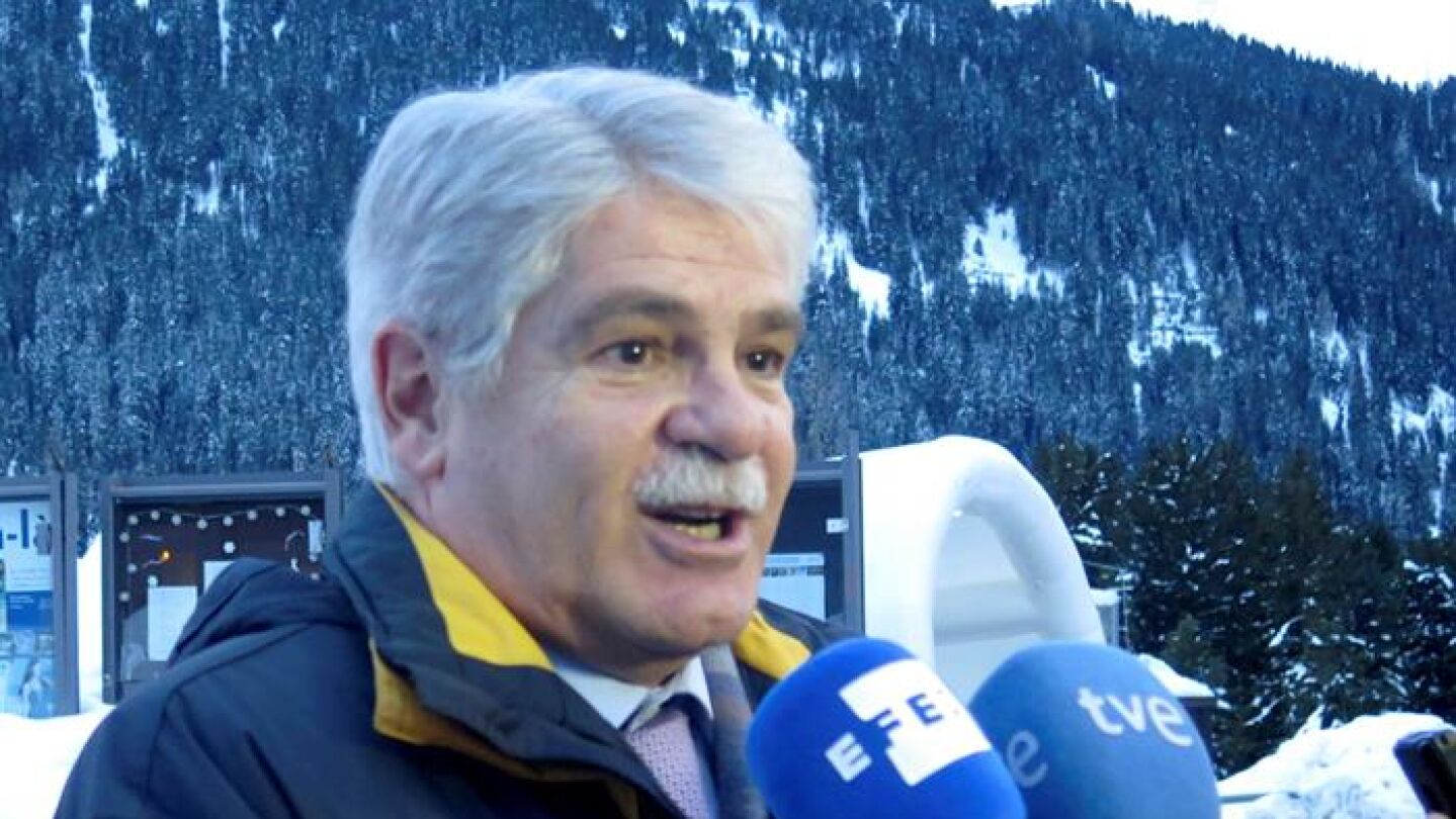 El ministro espa&ntilde;ol de Exteriores, Alfonso Dastis, en declaraciones en la ciudad suiza de Davos
