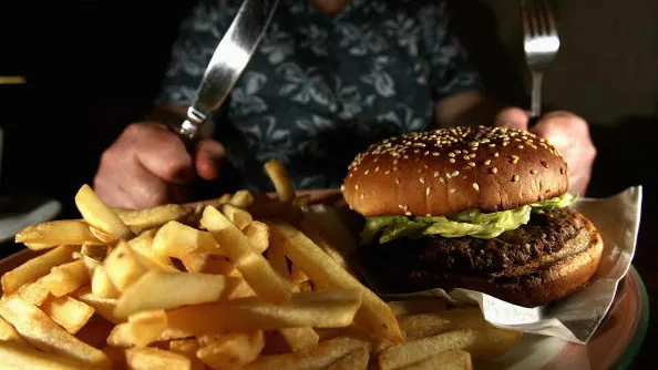 Una hamburguesa con patatas fritas