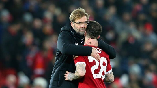Klopp consuela a uno de sus jugadores tras la eliminaci&oacute;n del Liverpool