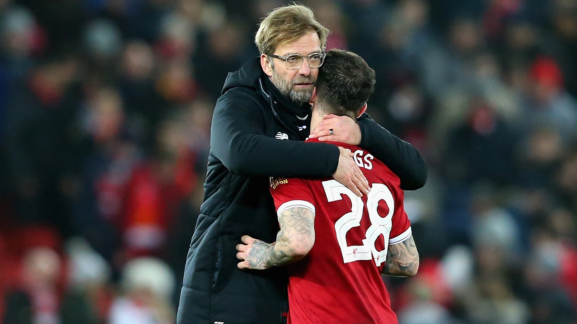 Klopp consuela a uno de sus jugadores tras la eliminación del Liverpool Klopp consuela a uno de sus jugadores tras la eliminación del Liverpool