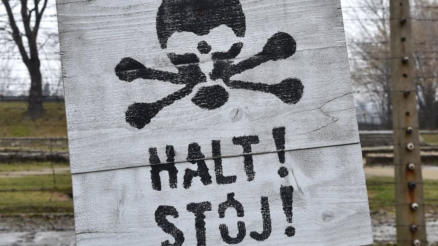 Una vista de la se&ntilde;al "Stop" en el antiguo campo de exterminio y concentraci&oacute;n nazi-alemana KL Auschwitz-Birkenau