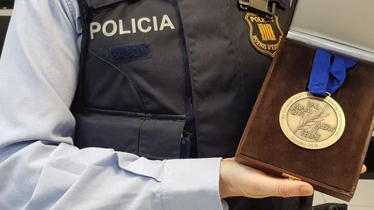 La medalla recuperada por los Mossos La medalla recuperada por los Mossos