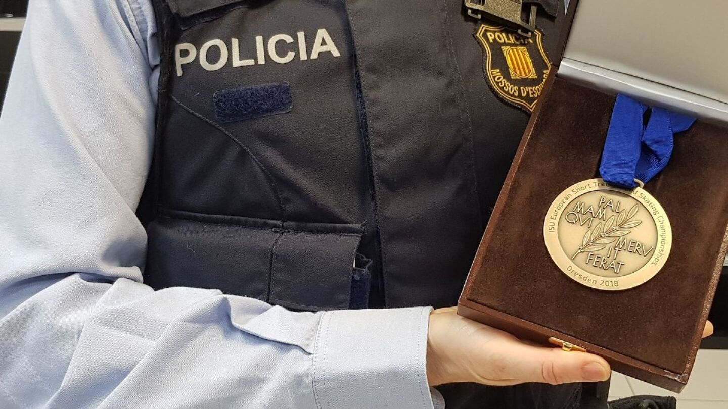 La medalla recuperada por los Mossos