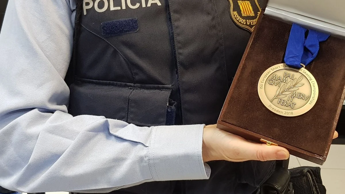La medalla recuperada por los Mossos