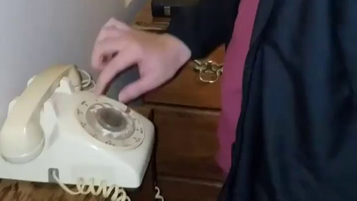 El v&iacute;deo de un adolescente intentando utilizar un tel&eacute;fono antiguo que har&aacute; que te sientas muy viejo