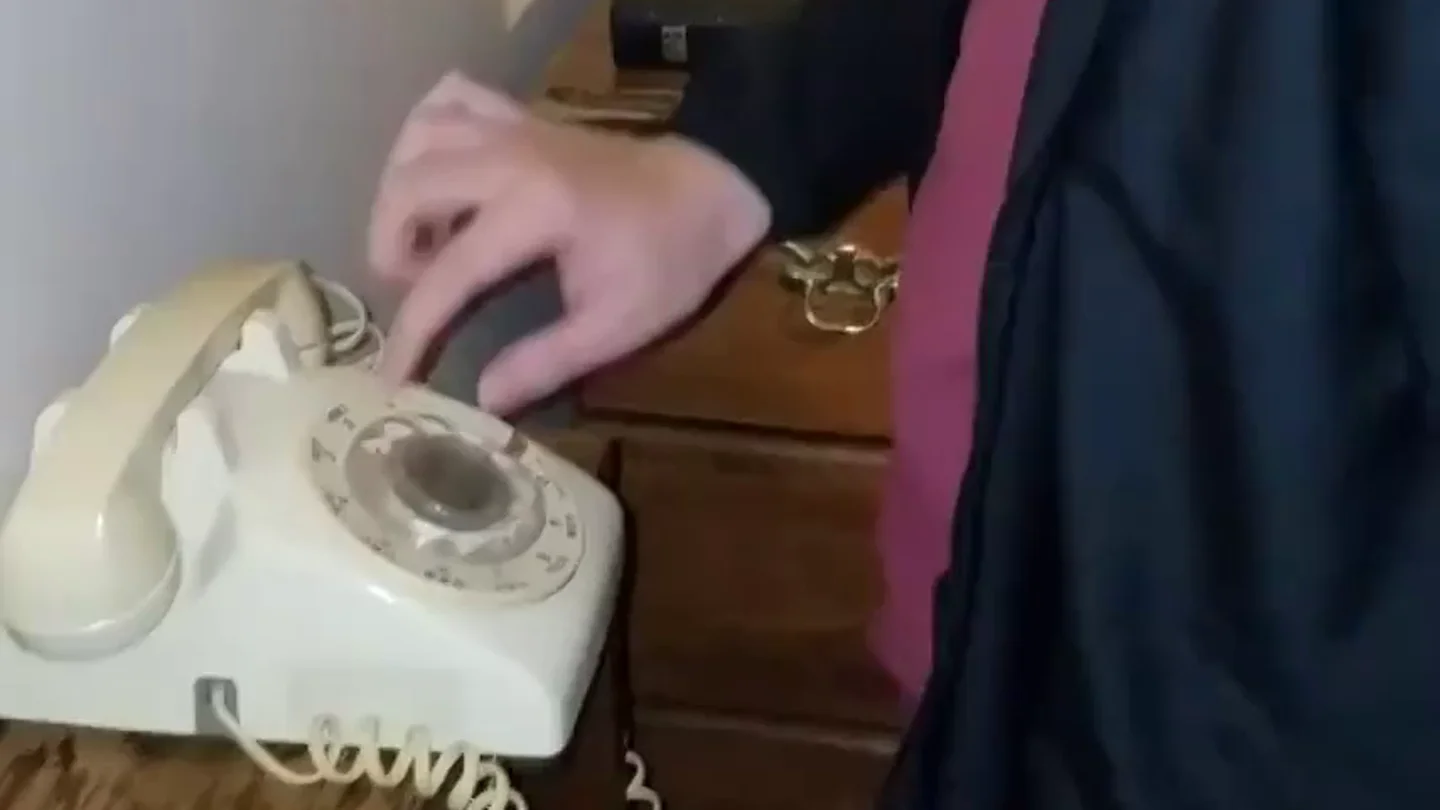 El vídeo de un adolescente intentando utilizar un teléfono antiguo que hará que te sientas muy viejo El vídeo de un adolescente intentando utilizar un teléfono antiguo que hará que te sientas muy viejo