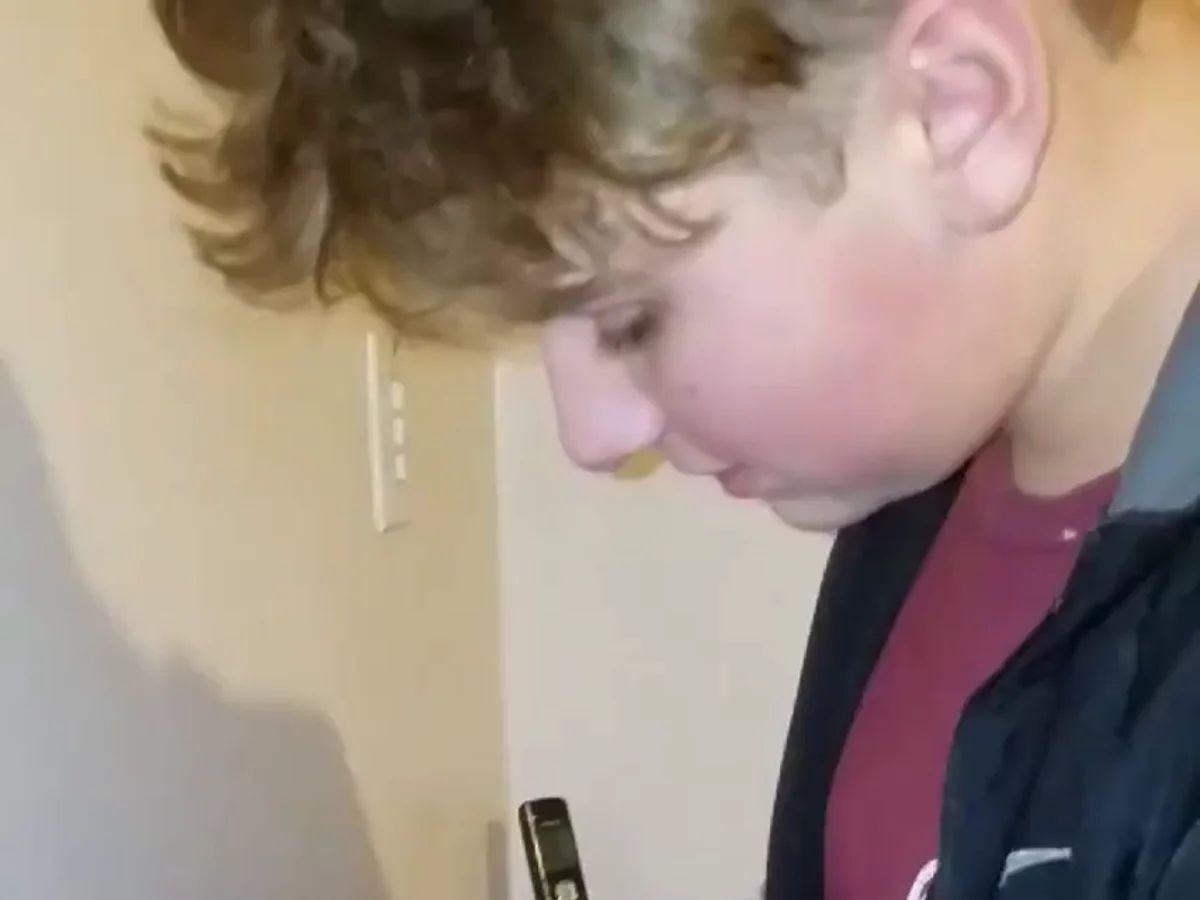 El vídeo de un adolescente intentando utilizar un teléfono antiguo