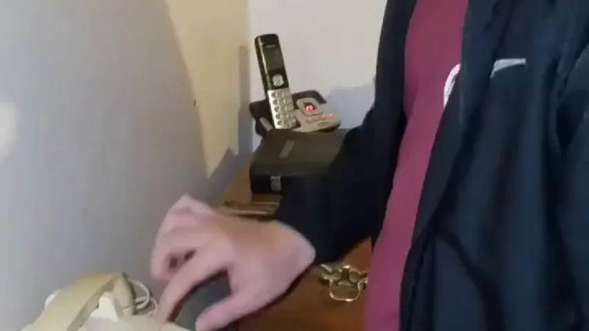 El vídeo de un adolescente intentando utilizar un teléfono antiguo que hará que te sientas muy viejo