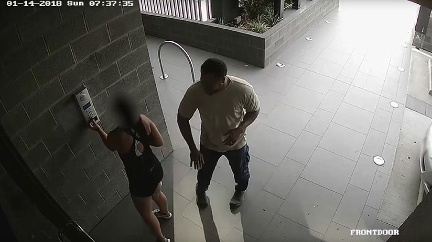 Las c&aacute;maras captan el momento en el que el agresor abusa de una joven