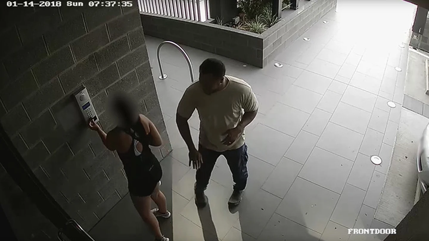 Las cámaras captan el momento en el que el agresor abusa de una joven Las cámaras captan el momento en el que el agresor abusa de una joven