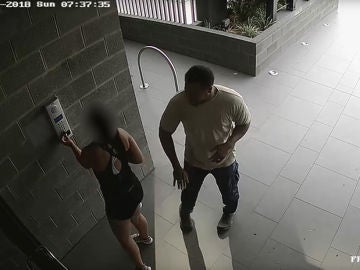Las cámaras captan el momento en el que el agresor abusa de una joven Las cámaras captan el momento en el que el agresor abusa de una joven