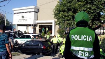 Un policía observa la estación de policía donde explotó un artefacto en Barranquilla, Colombia