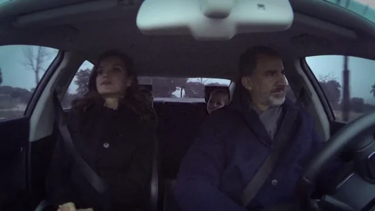El rey Felipe VI en el coche con su familia El rey Felipe VI en el coche con su familia