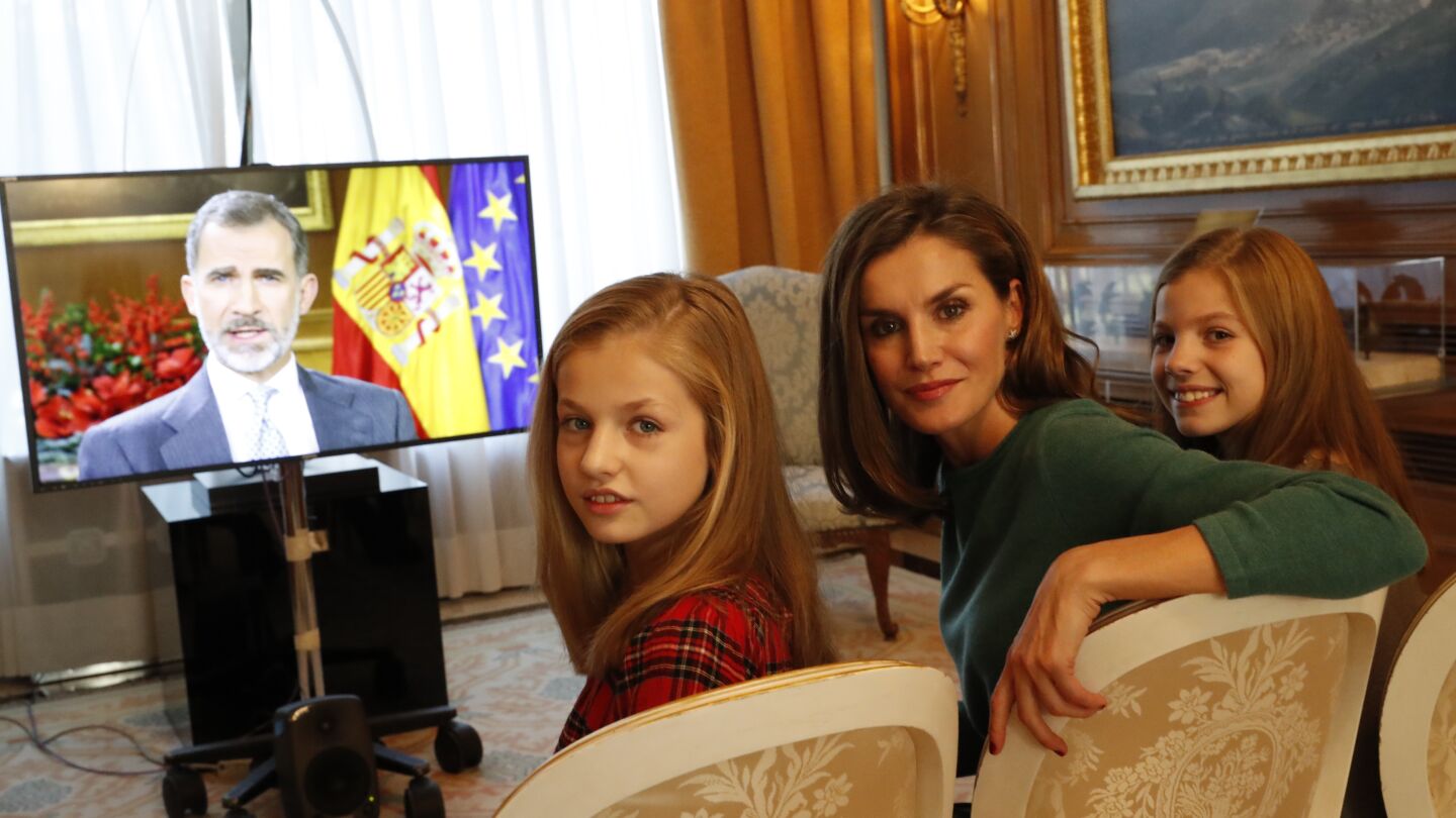 La Reina y las Infantas ven el mensaje navide&ntilde;o del Rey Felipe