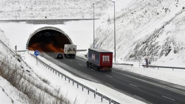 La nieve condiciona la circulación en la autopistas AP-6 y AP-61 en Ávila y Segovia