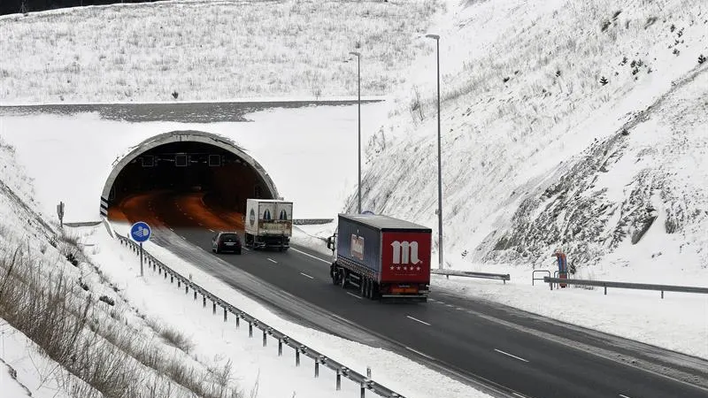 La nieve condiciona la circulación en la autopistas AP-6 y AP-61 en Ávila y Segovia