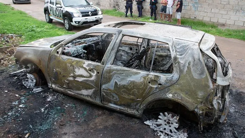 Un coche abandonado y quemado por los supuestos culpables de realizar un ataque a balazos