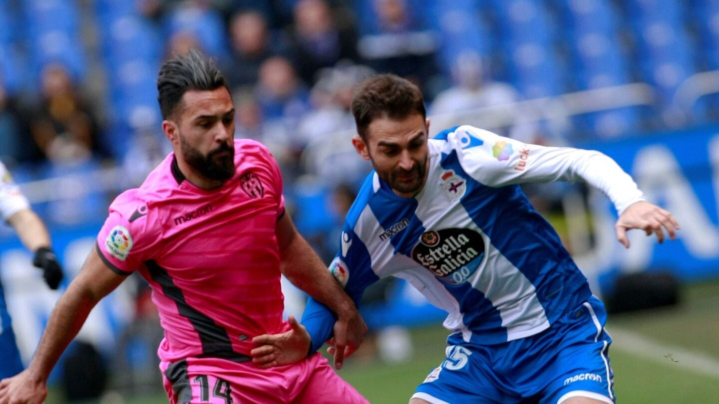 Ivi le disputa el bal&oacute;n a Adri&aacute;n en el partido de Riazor