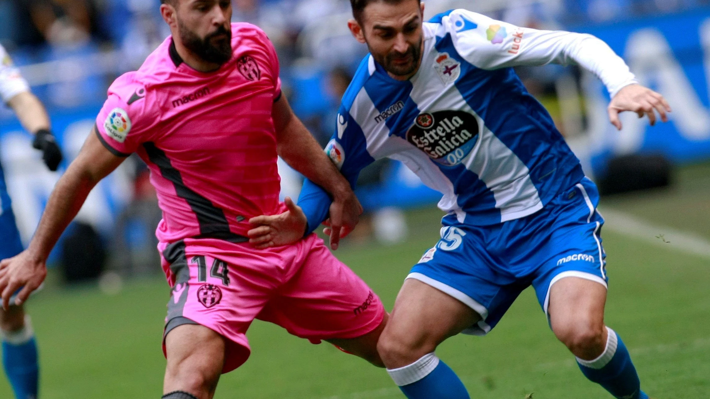 Ivi le disputa el balón a Adrián en el partido de Riazor