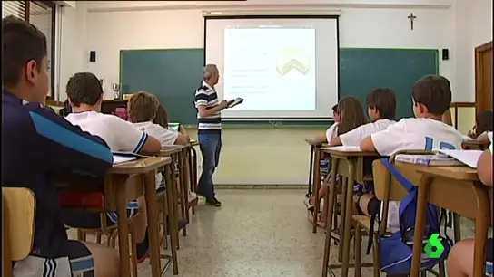 Un profesor impartiendo clase Un profesor impartiendo clase