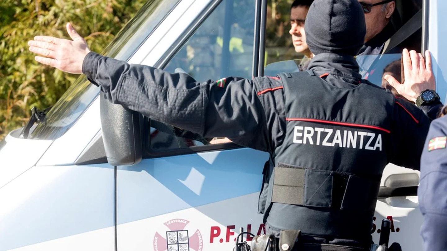 Un agente de la Ertzaina da instrucciones al personal de la funeraria Un agente de la Ertzaina da instrucciones al personal de la funeraria