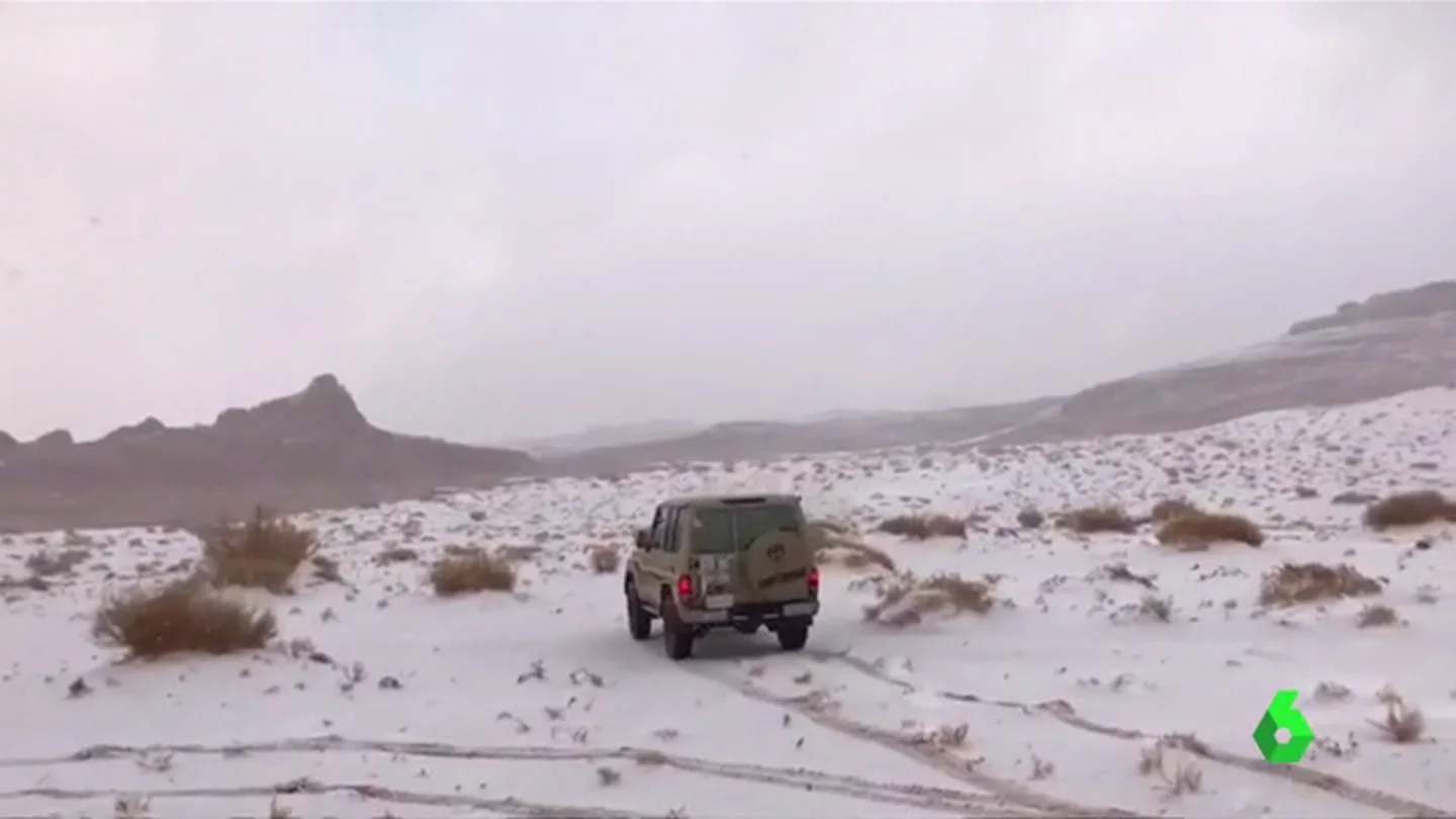 Nieve en el desierto, la imagen poco habitual con la que se han despertado en Arabia Saudí Nieve en el desierto, la imagen poco habitual con la que se han despertado en Arabia Saudí