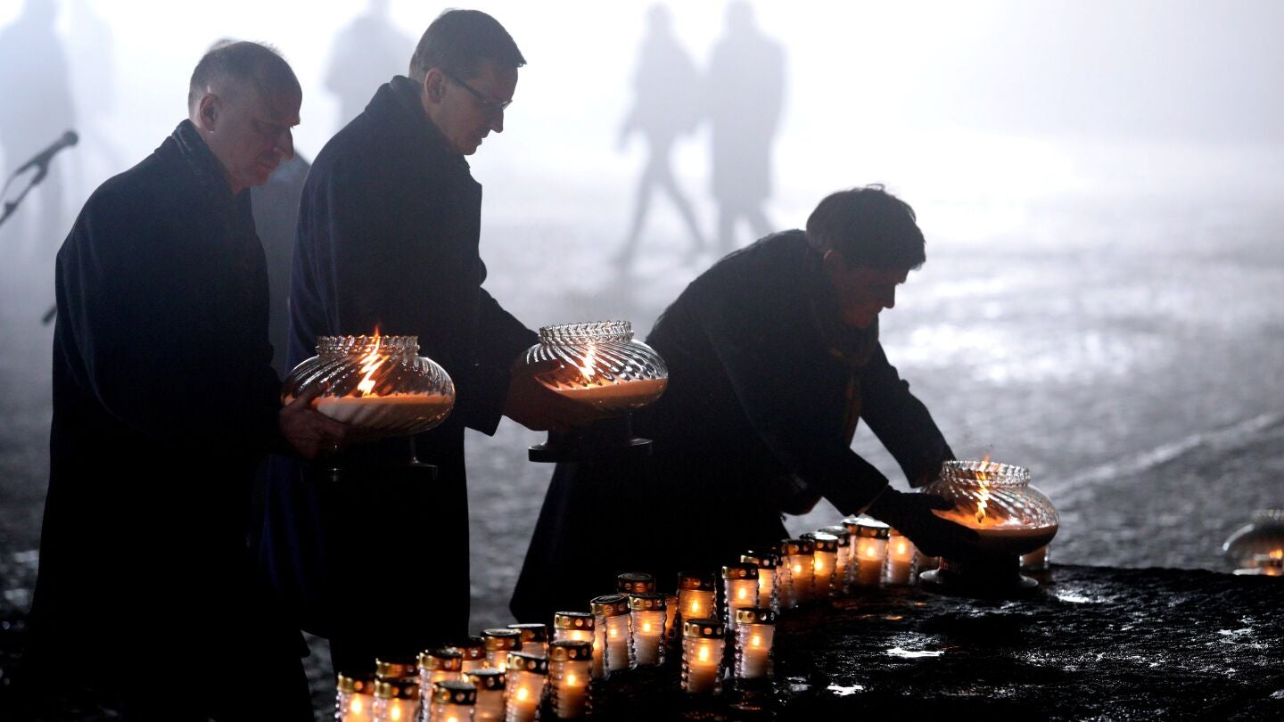 Vigilia en el campo de concentraci&oacute;n de Auschwitz