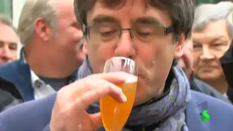 Puigdemont se deja ver brindando por Bruselas pero mantiene el misterio sobre sus planes tras el auto del Constitucional Puigdemont se deja ver brindando por Bruselas pero mantiene el misterio sobre sus planes tras el auto del Constitucional