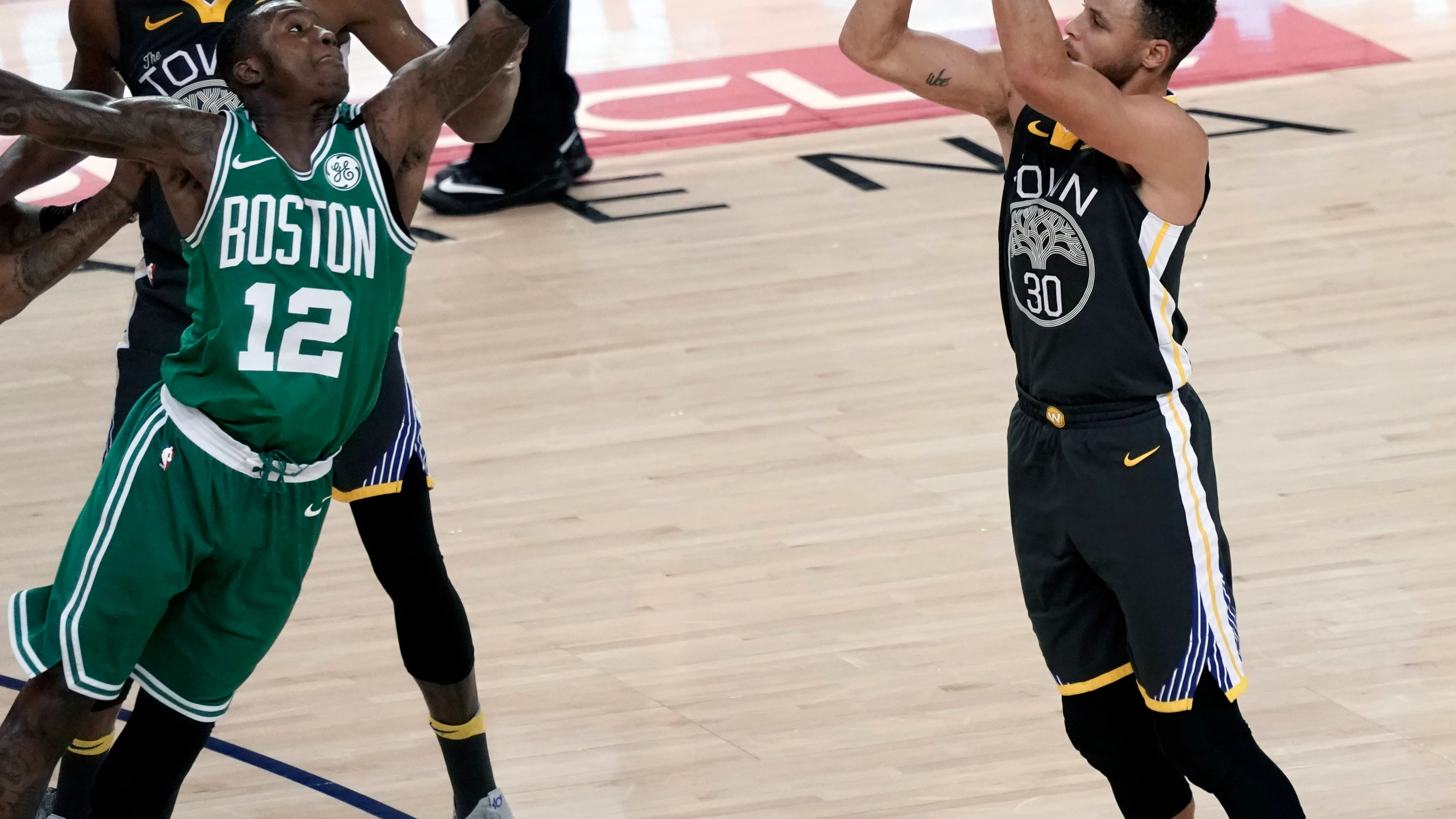 Curry lideró a los Warriors en la victoria ante Celtics