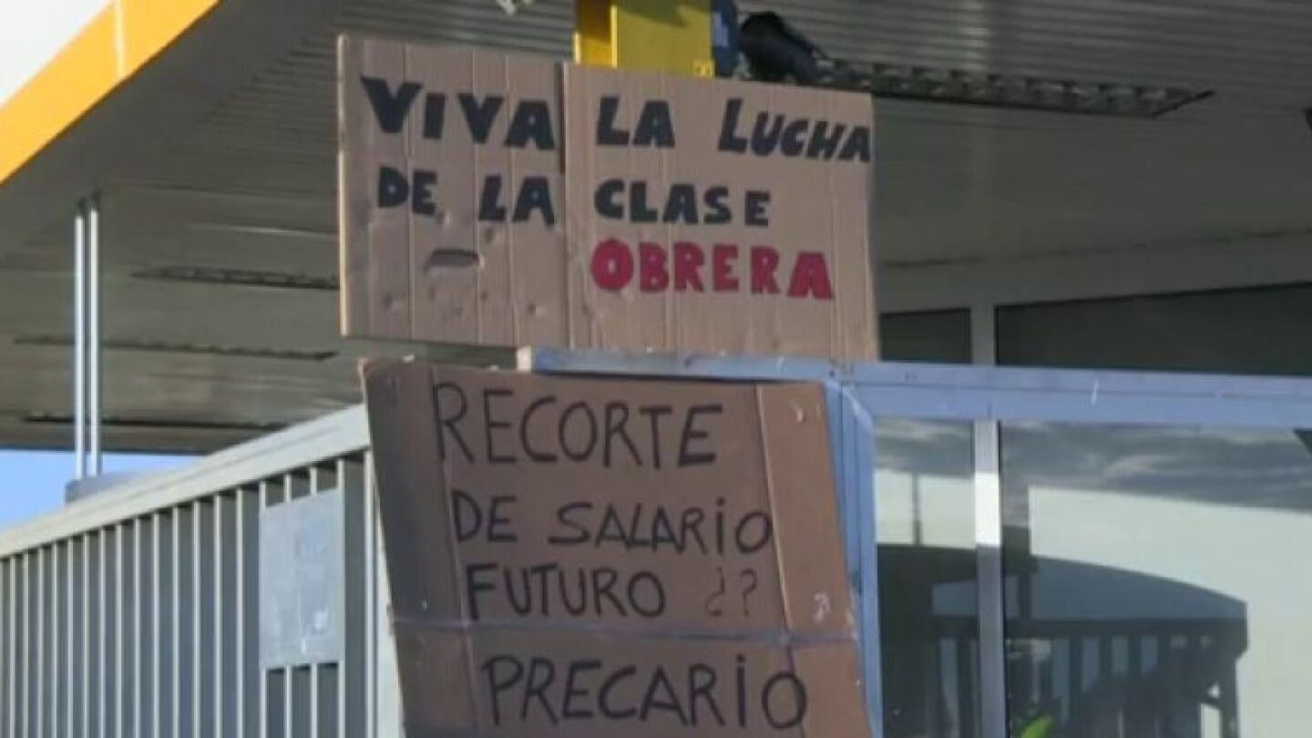 Los trabajadores de Opel Espa&ntilde;a se manifiestan por un convenio colectivo &ldquo;m&aacute;s justo&rdquo;