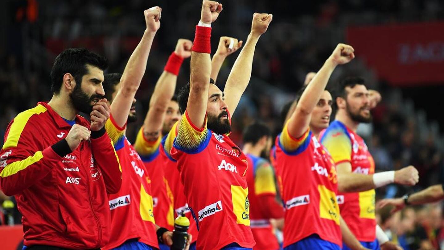 La selecci&oacute;n espa&ntilde;ola de balonmano celebra el triunfo