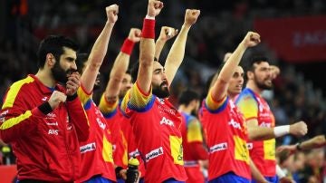 La selección española de balonmano celebra el triunfo