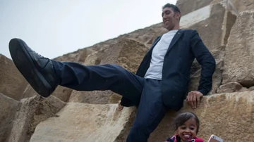 El hombre más alto del mundo y la mujer más pequeña del mundo visitan Egipto