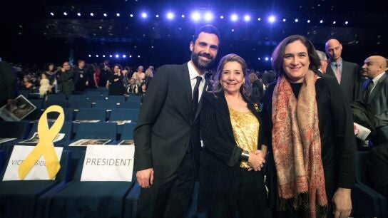 El presidente del Parlament, Roger Torrent, junto a la presidenta de la academia del cine catal&aacute;n, Isona Passola y la alcaldesa Ada Colau, en la gala de los X Premios Gaud&iacute;