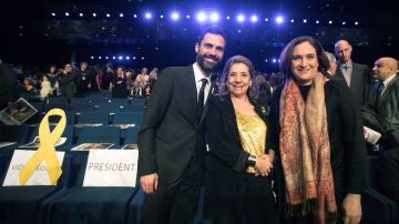 Roger Torrent, junto a la presidenta de la academia del cine catalán, Isona Passola y Ada Colau, en la gala de los X Premios Gaudí