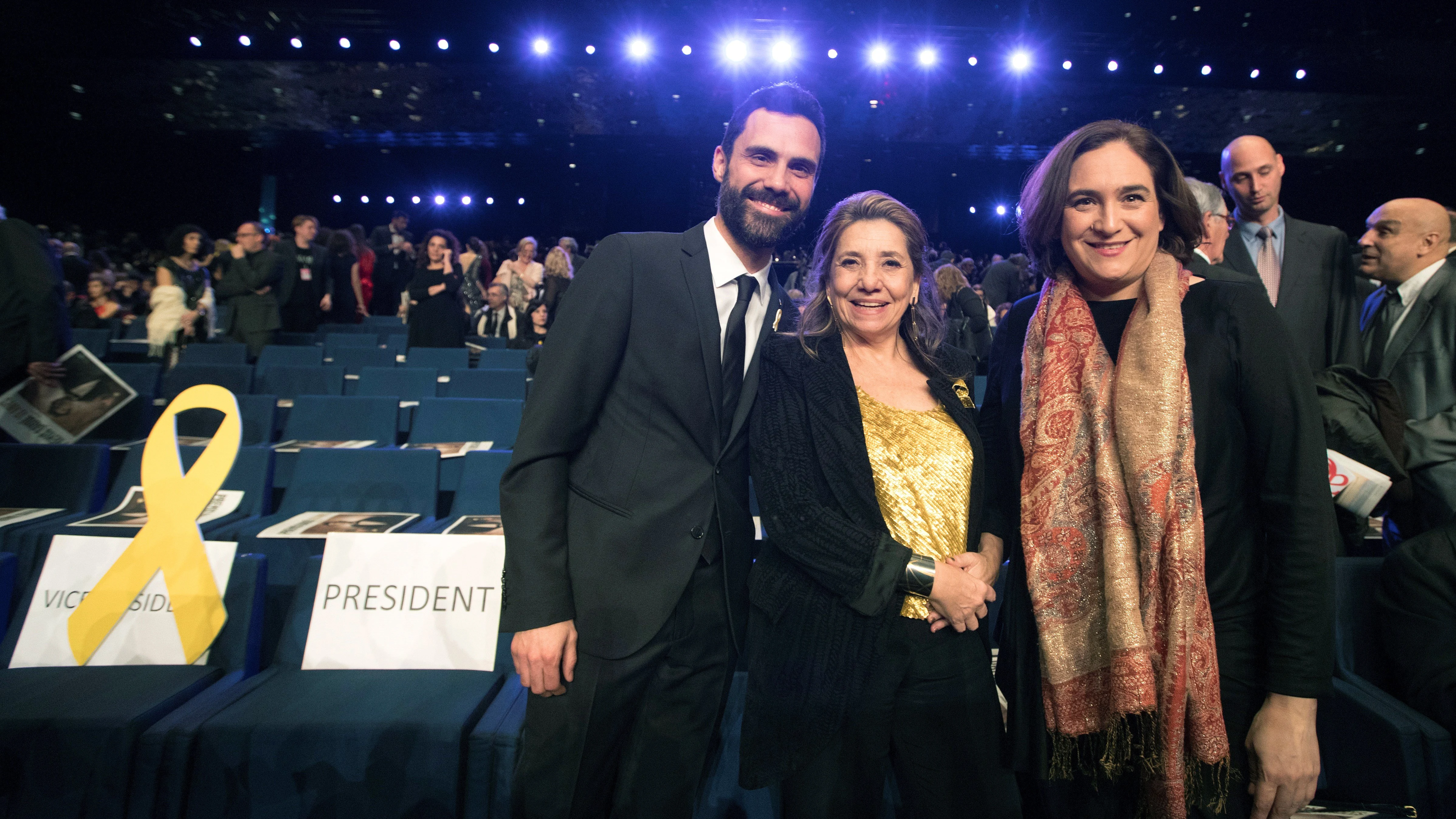 El presidente del Parlament, Roger Torrent, junto a la presidenta de la academia del cine catalán, Isona Passola y la alcaldesa Ada Colau, en la gala de los X Premios Gaudí