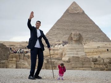 El hombre más alto del mundo y la mujer más pequeña del mundo visitan Egipto El hombre más alto del mundo y la mujer más pequeña del mundo visitan Egipto