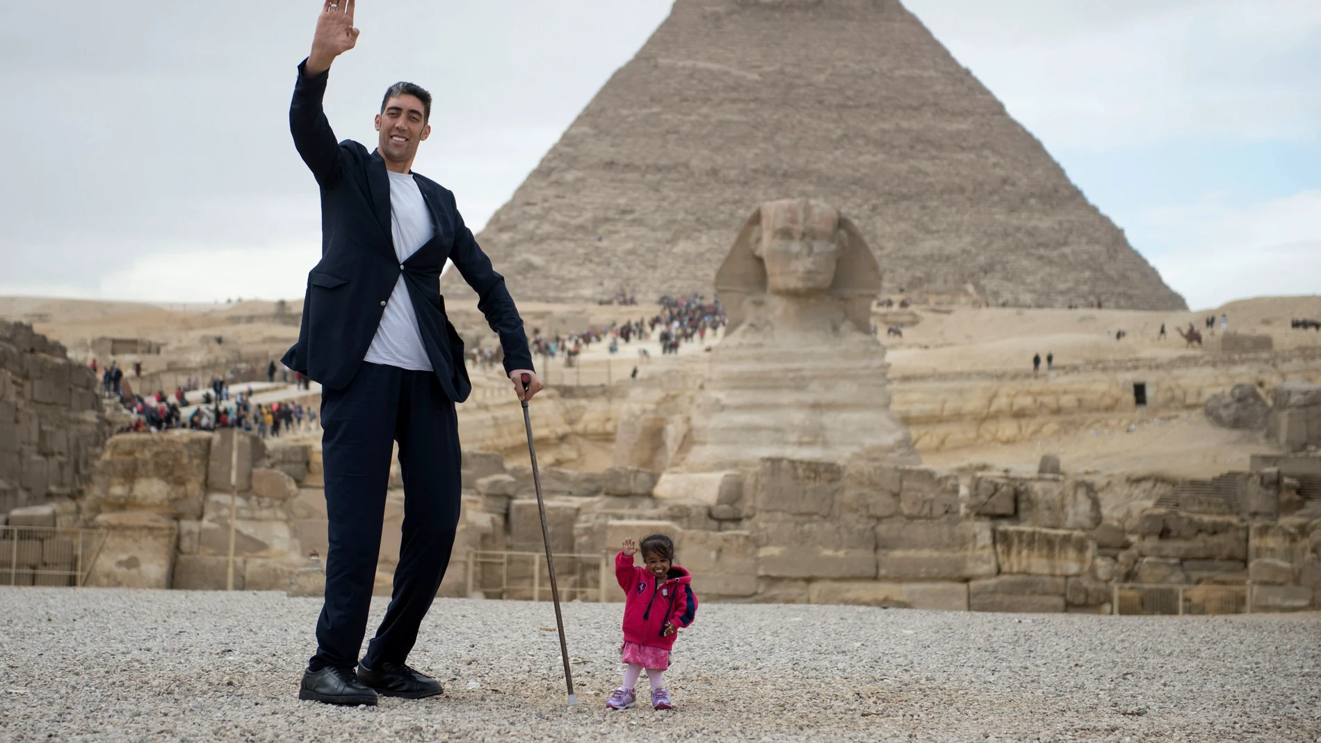 El hombre más alto del mundo y la mujer más pequeña del mundo visitan Egipto