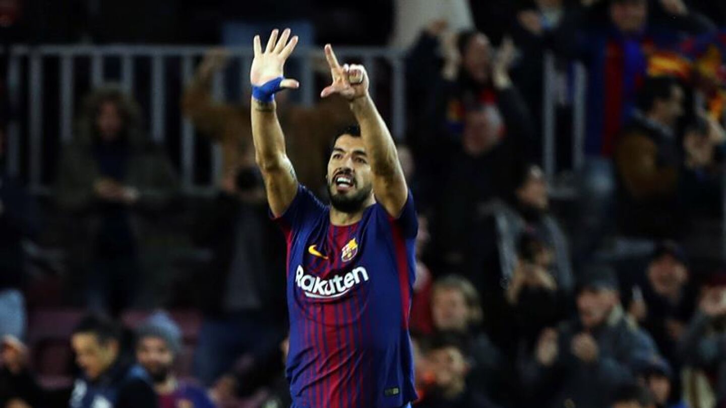 Luis Su&aacute;rez protesta una acci&oacute;n en un partido del FC Barcelona.