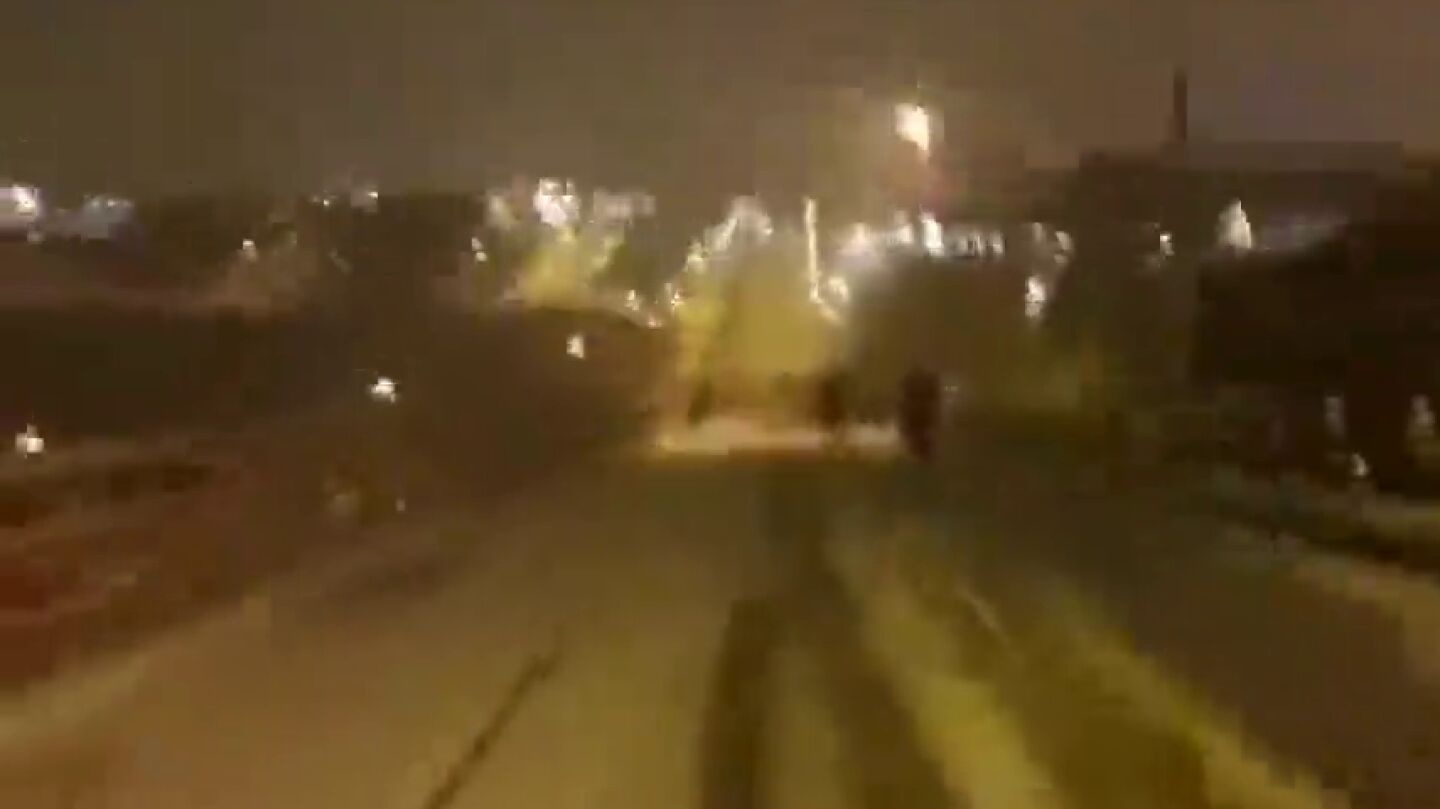 Obligados a volver a casa caminando en plena nevada tras quedar varados en la M-607: "El autob&uacute;s no tiene cojones a bajar"
