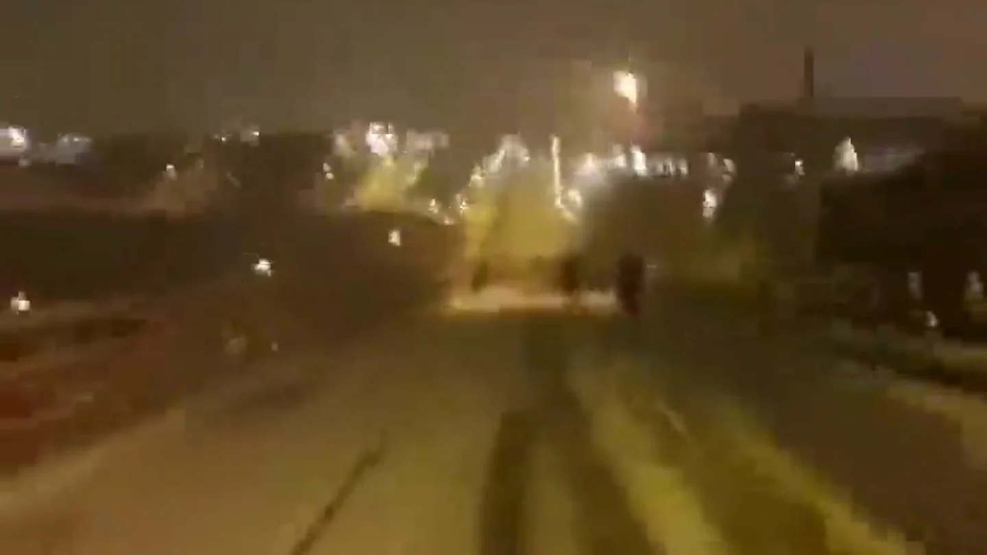 Obligados a volver a casa caminando en plena nevada tras quedar varados en la M-607: "El autobús no tiene cojones a bajar" Obligados a volver a casa caminando en plena nevada tras quedar varados en la M-607: "El autobús no tiene cojones a bajar"