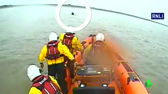 Rescate tras ser arrastrada por la marea Rescate tras ser arrastrada por la marea