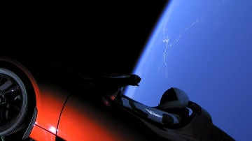 El Tesla Roadster en el espacio