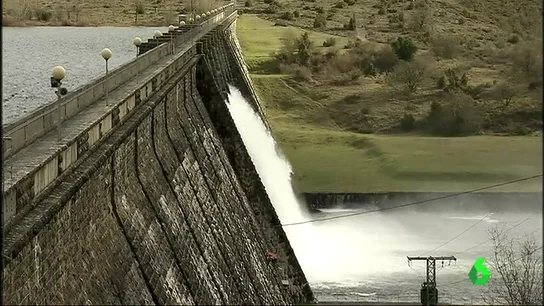 Imagen de un embalse desembalse
