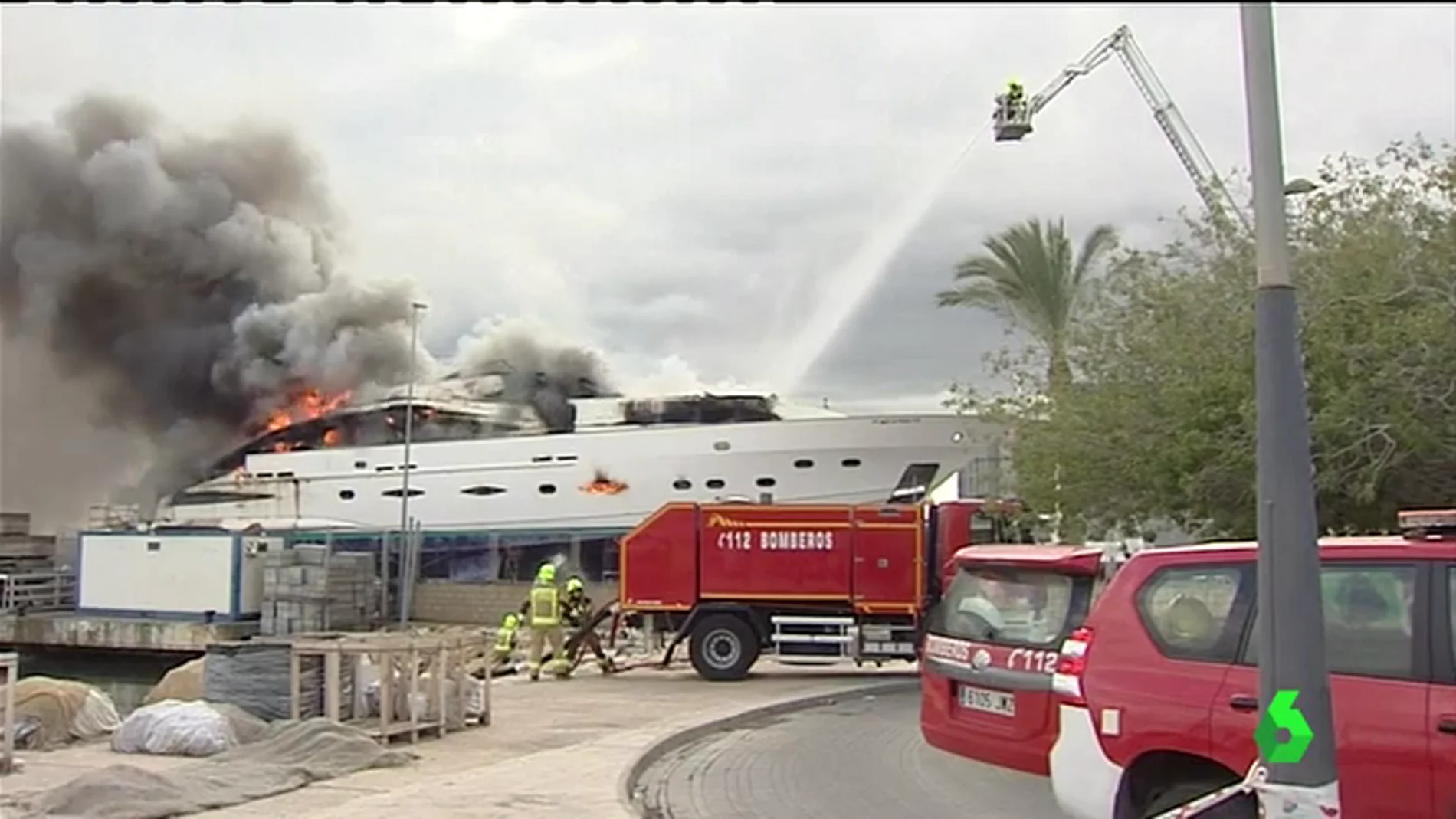 Incendio de un yate en Alicante