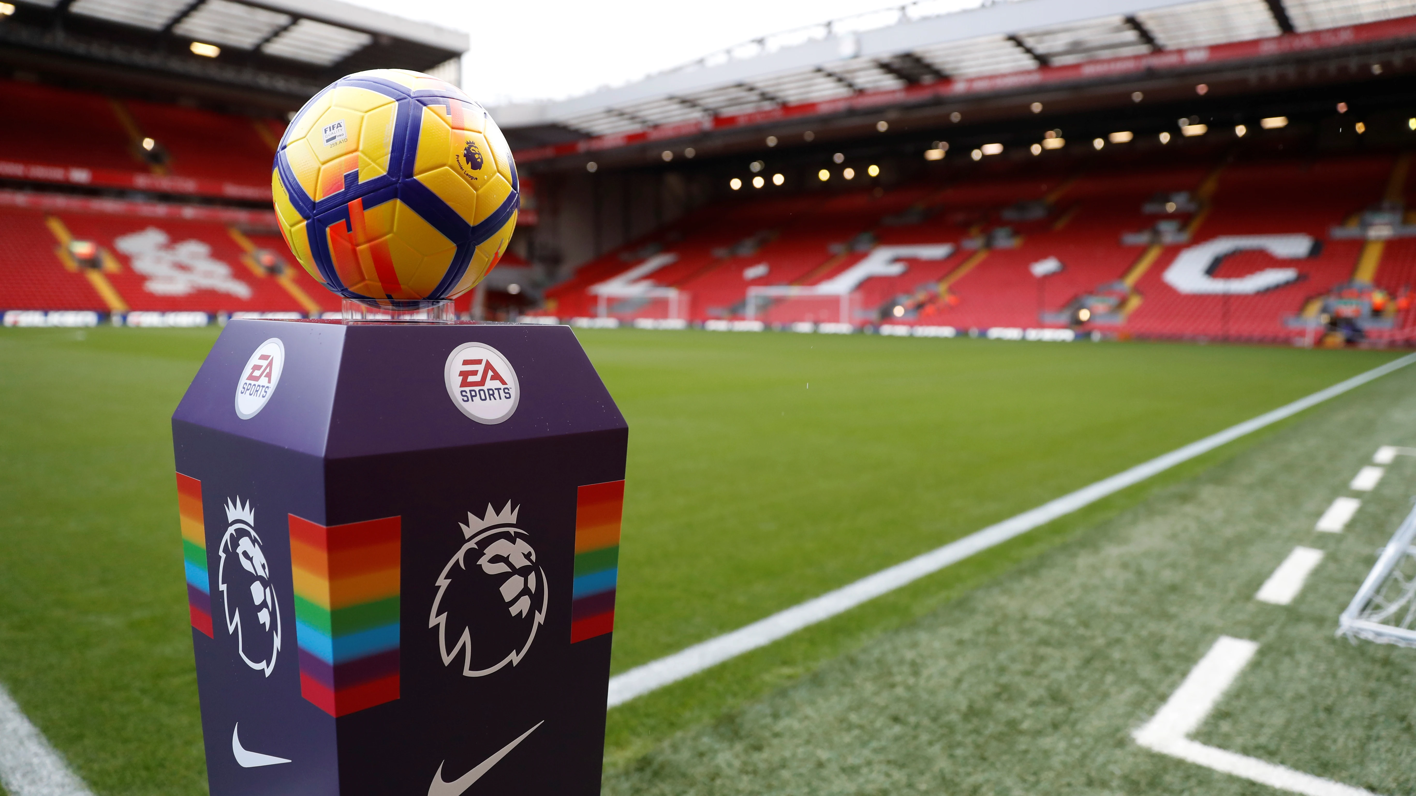 El balón de la Premier League, en Anfield antes de un partido