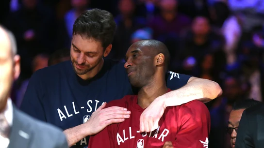 Pau Gasol y Kobe Bryant dialogan durante un All Star Pau Gasol y Kobe Bryant dialogan durante un All Star