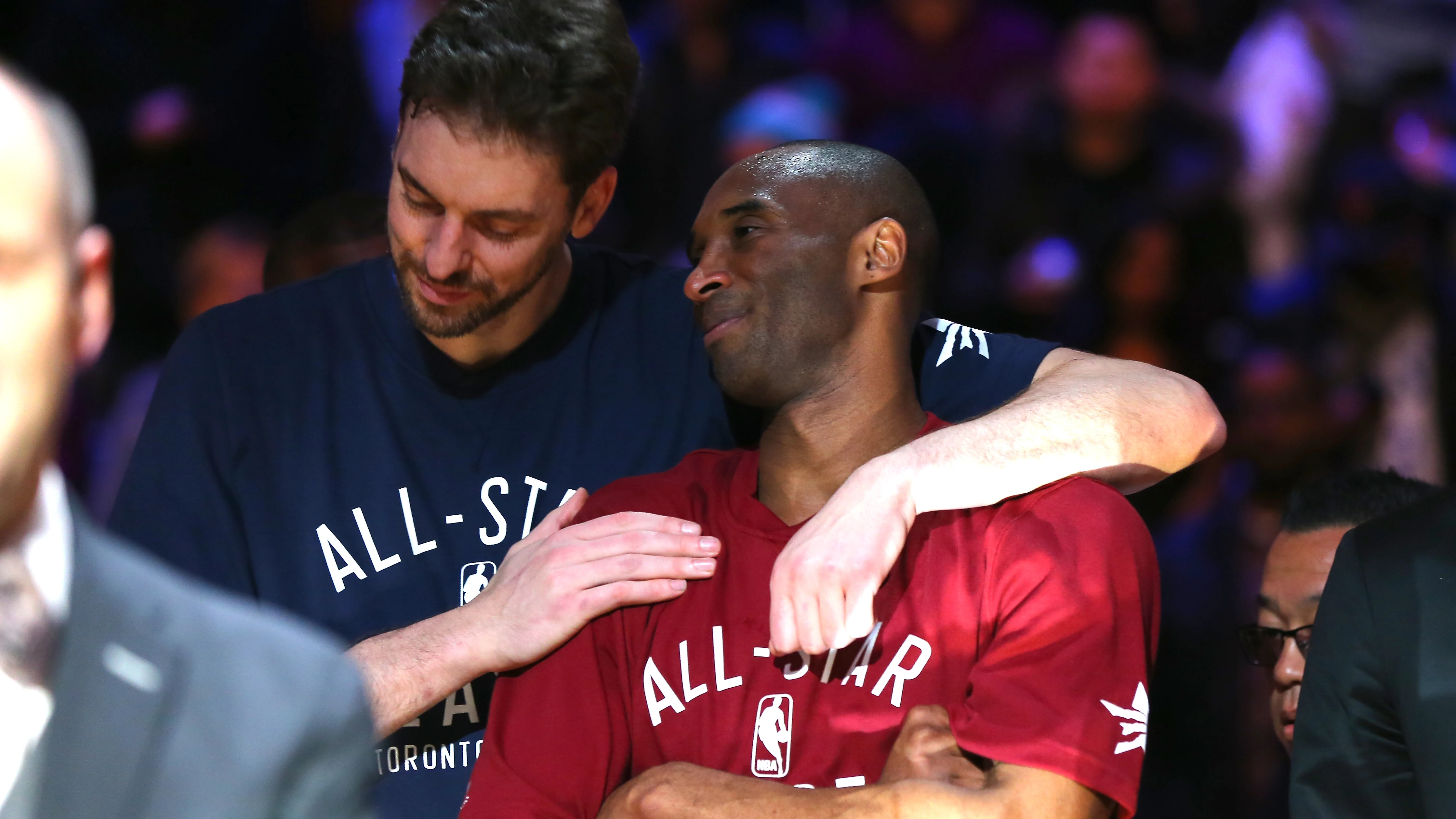 Pau Gasol y Kobe Bryant dialogan durante un All Star