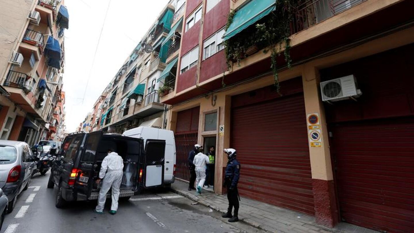 Operarios f&uacute;nebres trabajan en el domicilio del joven de 19 a&ntilde;os fallecido por una pu&ntilde;alada en el coraz&oacute;n propinada por su hermano de 14 a&ntilde;os